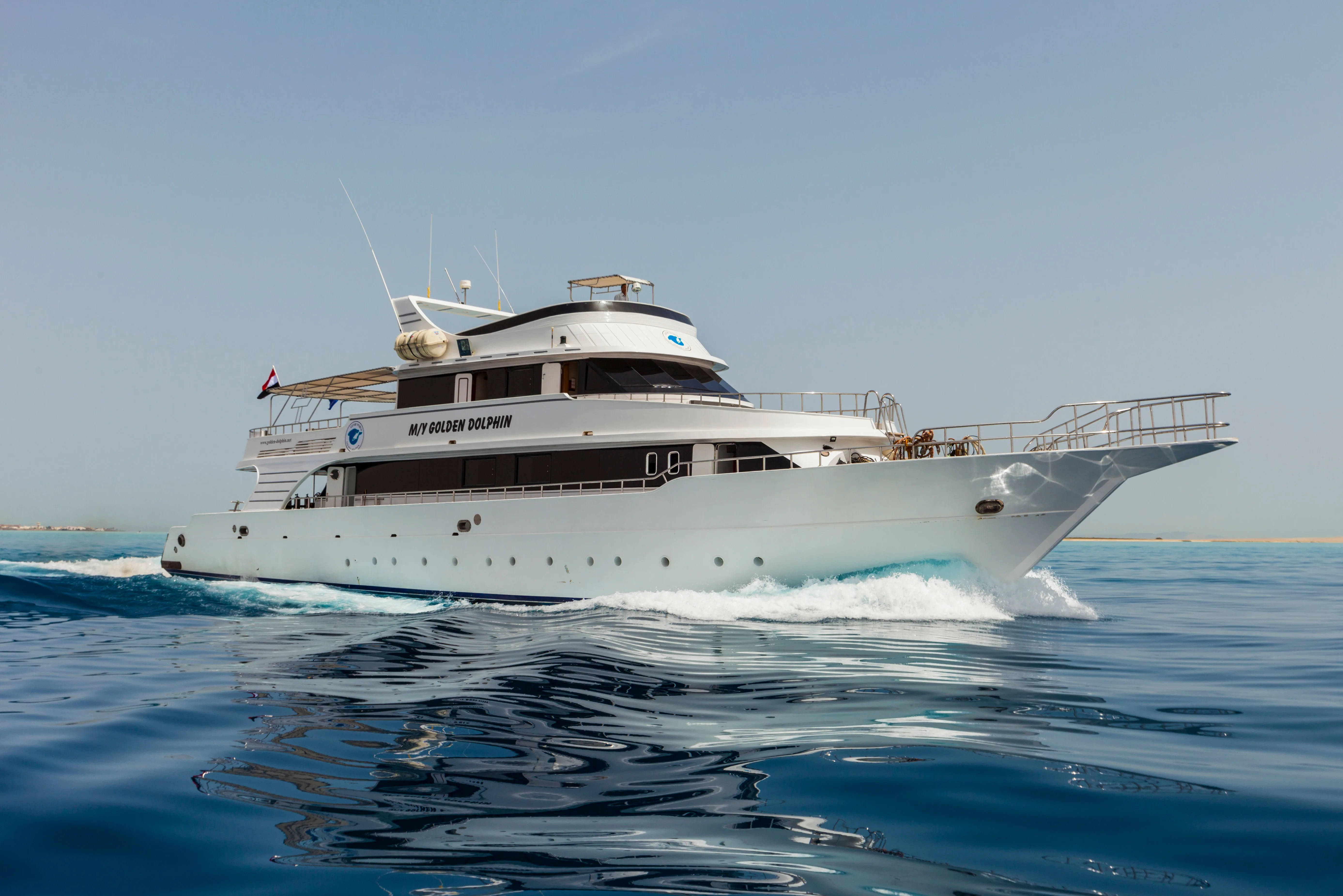 Golden Dolphin — белый корпус и надстройка с бортовым названием