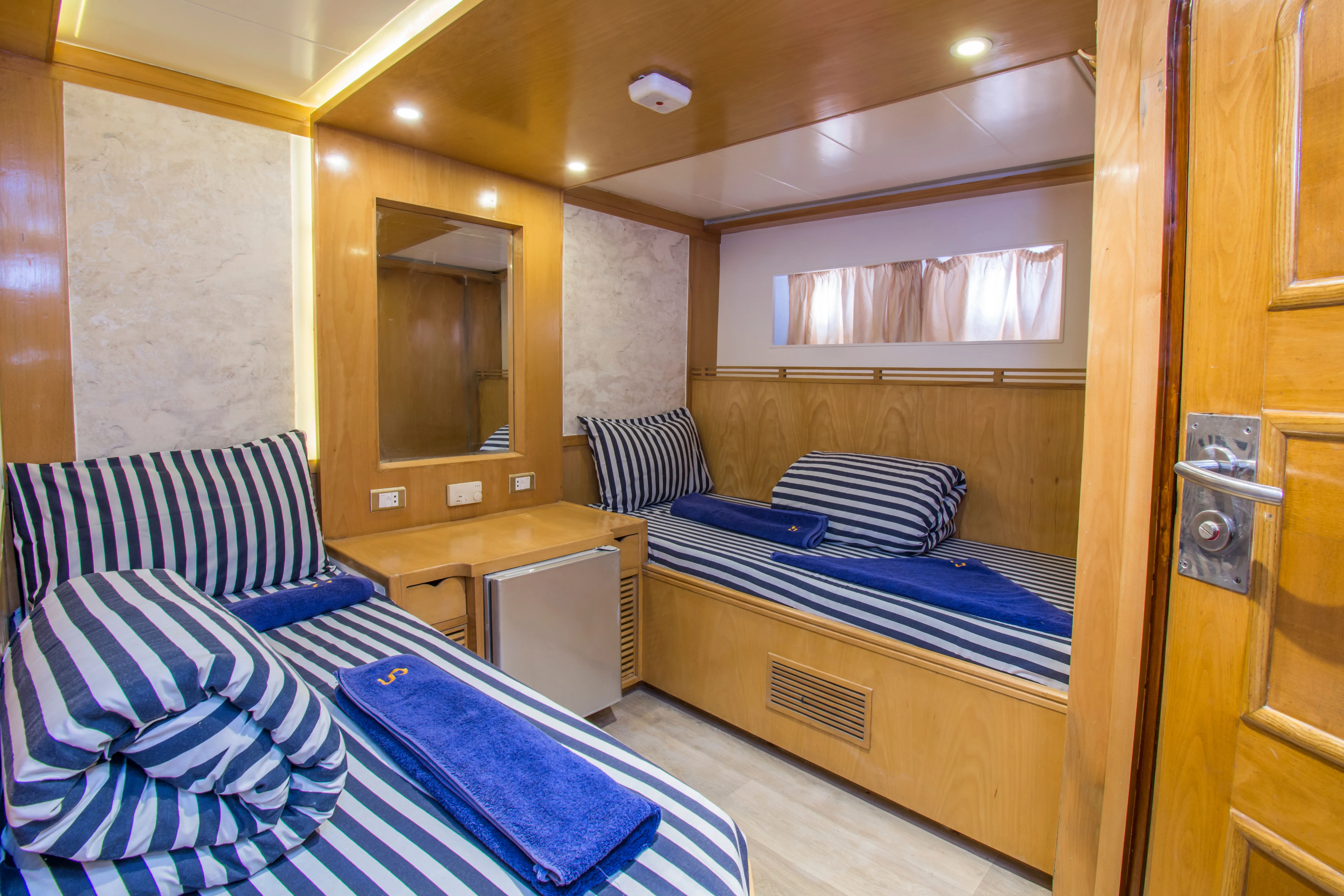 Каюта нижней палубы Golden Dolphin с раздельными кроватями