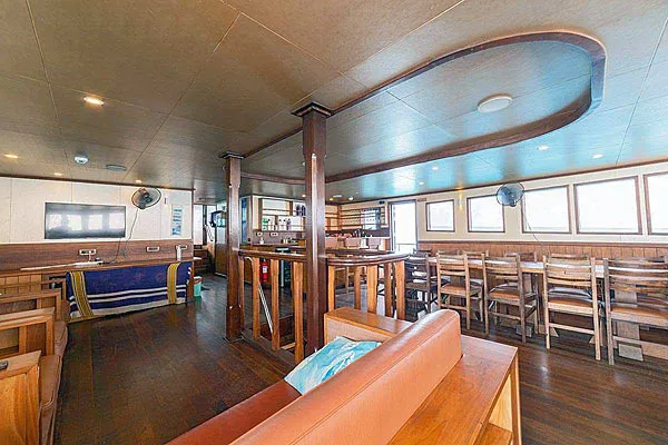 Салон на яхте Gurahali. Дайвинг-сафари на Мальдивах.