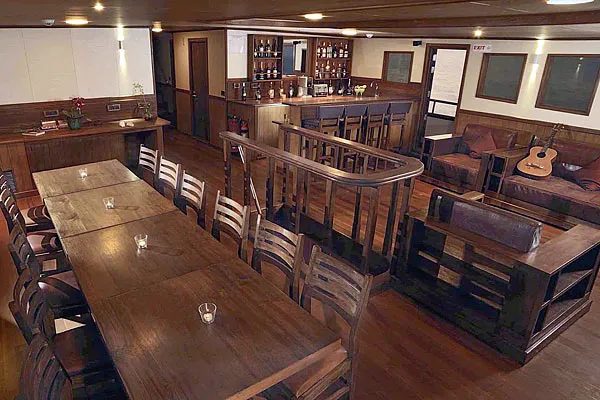 Салон на яхте Gurahali. Дайвинг-сафари на Мальдивах.