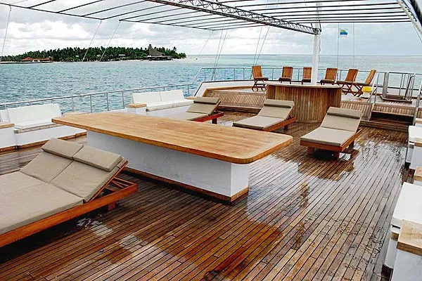 Сан-дек на яхте Gurahali. Дайвинг-сафари на Мальдивах.