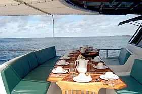 Обеденная зона на палубе. Яхта Horizon II