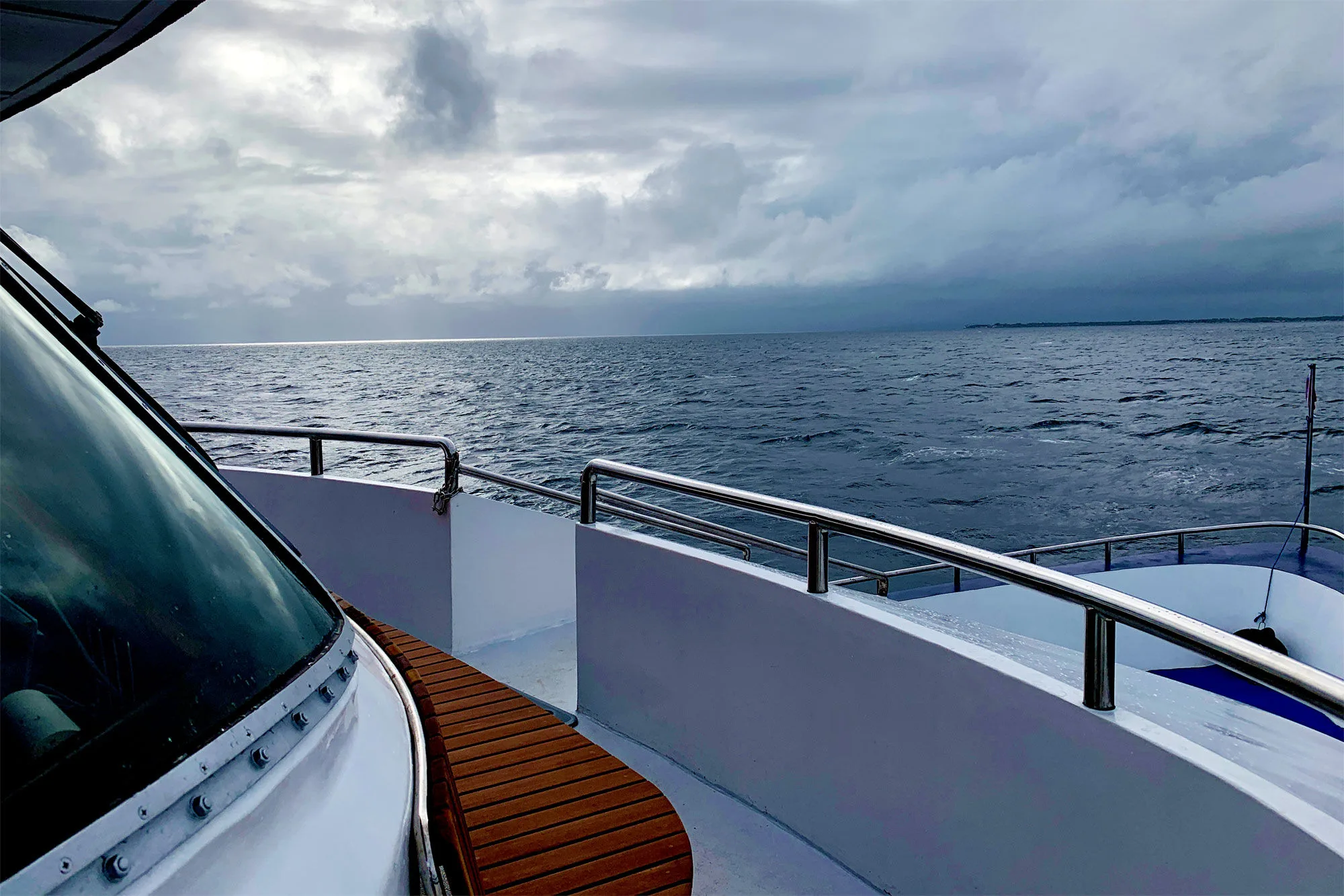 Боковая палуба Infiniti с видом на море