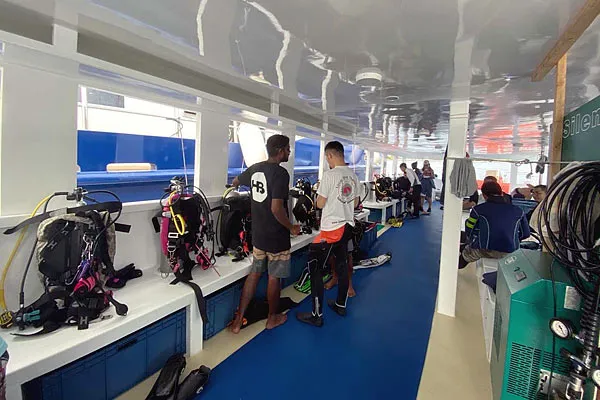 Яхта Infinity X. Дайв-бот Dhoni