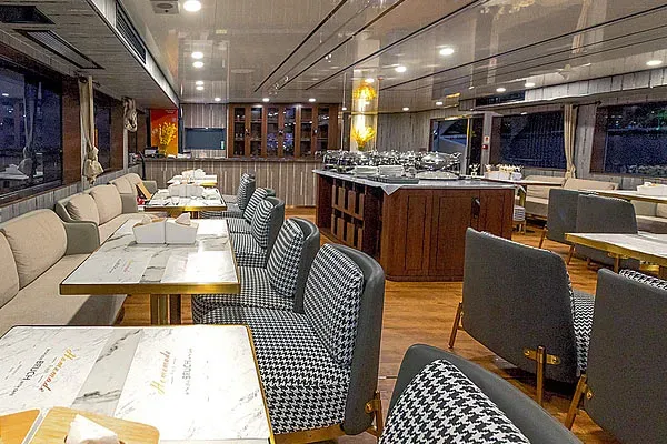 Яхта Infinity X. Обеденный зал