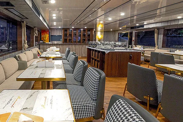 Яхта Infinity X. Обеденный зал