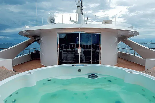 Яхта Infinity X. Сан-дек с ванной-джакузи