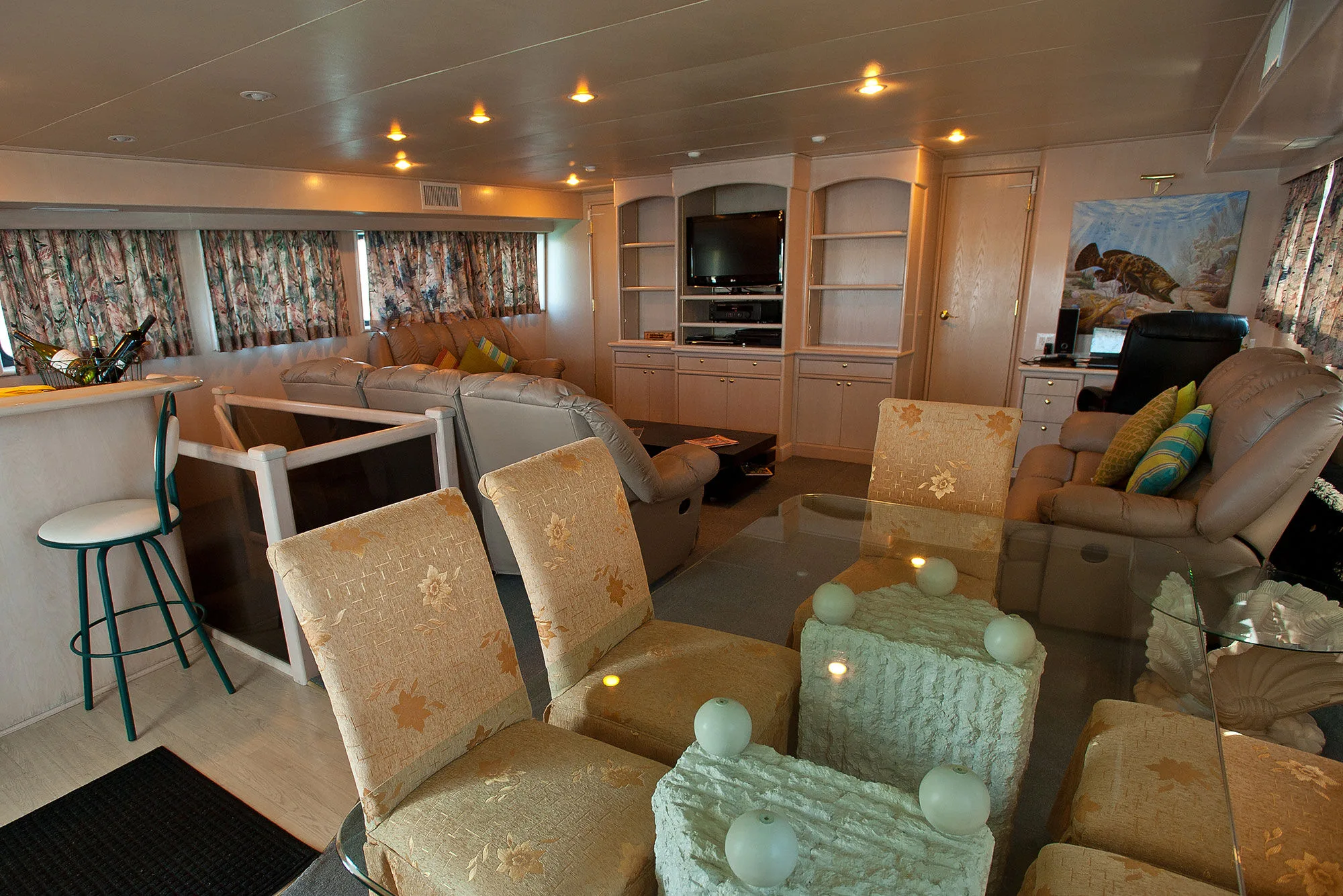 Кондиционированный салон с баром, креслами и телевизором
