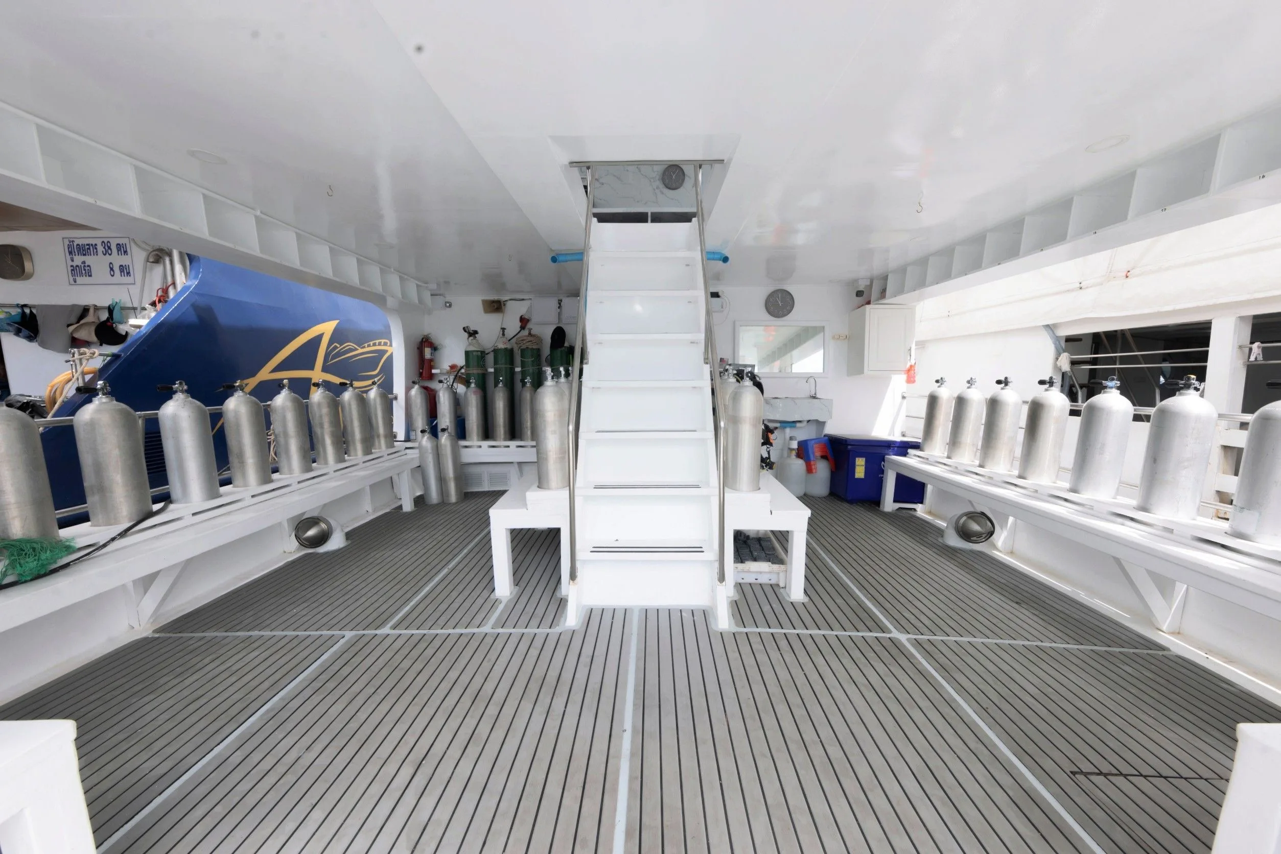 Krishna 3 dive deck running the full width of the main deck with tank racks