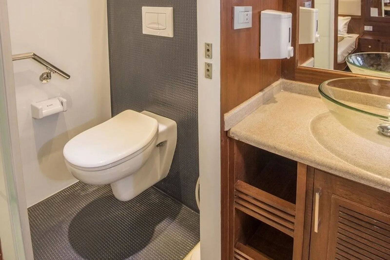 Maldives Aggressor II — ванная в каюте