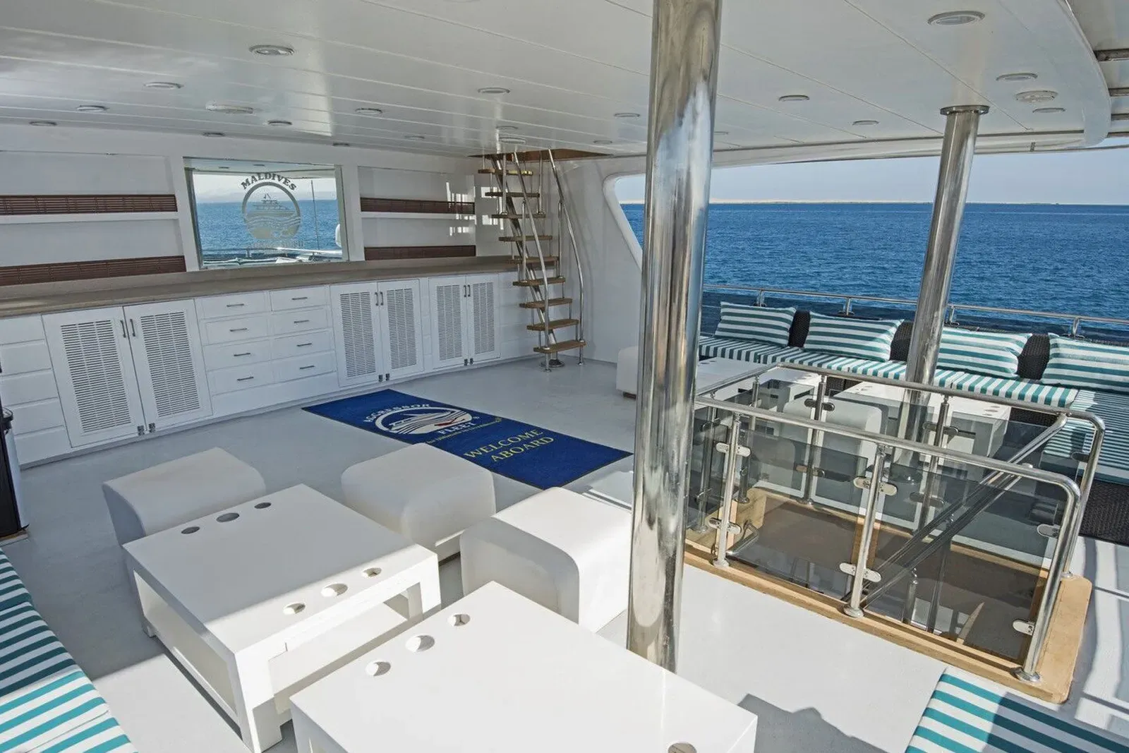 Maldives Aggressor II — зона отдыха на палубе