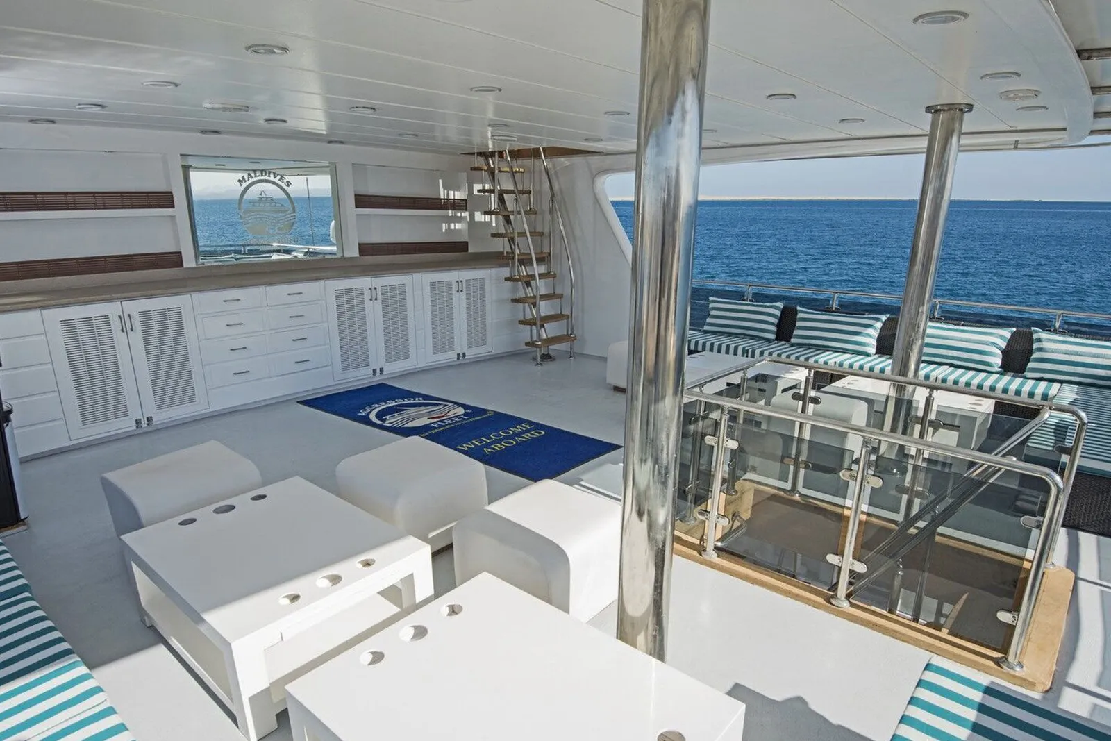 Maldives Aggressor II — зона отдыха на палубе