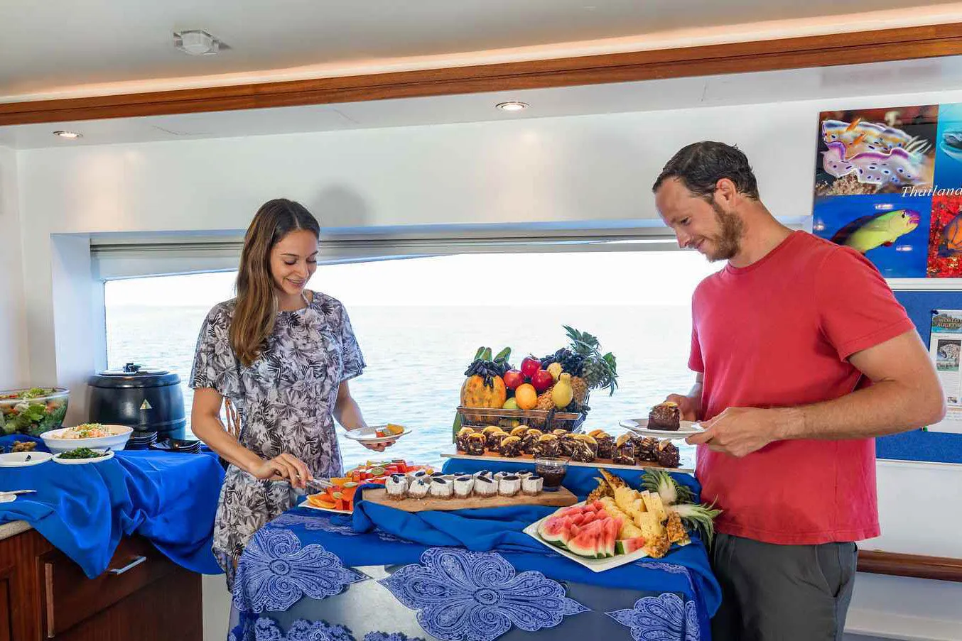 Maldives Aggressor II — буфетная зона