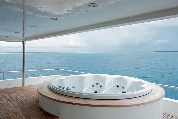 Джакузи на яхте Maldives Legend III