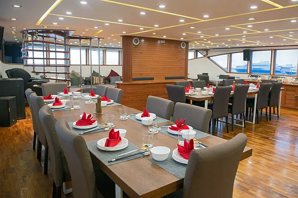 Обеденный зал на яхте Maldives Legend III