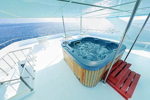 Джакузи на яхте Maldives Legend