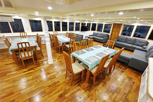 Обеденный зал на яхте Maldives Legend