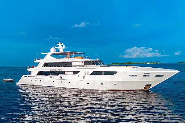 Maldives Master на якорной стоянке в открытом море