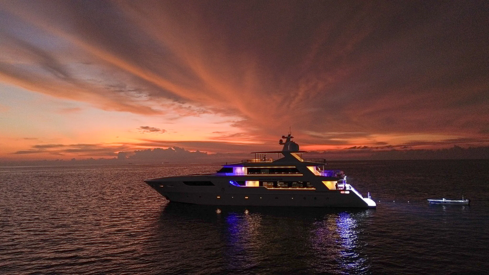 Maldives Master в сумерках с включённой подсветкой