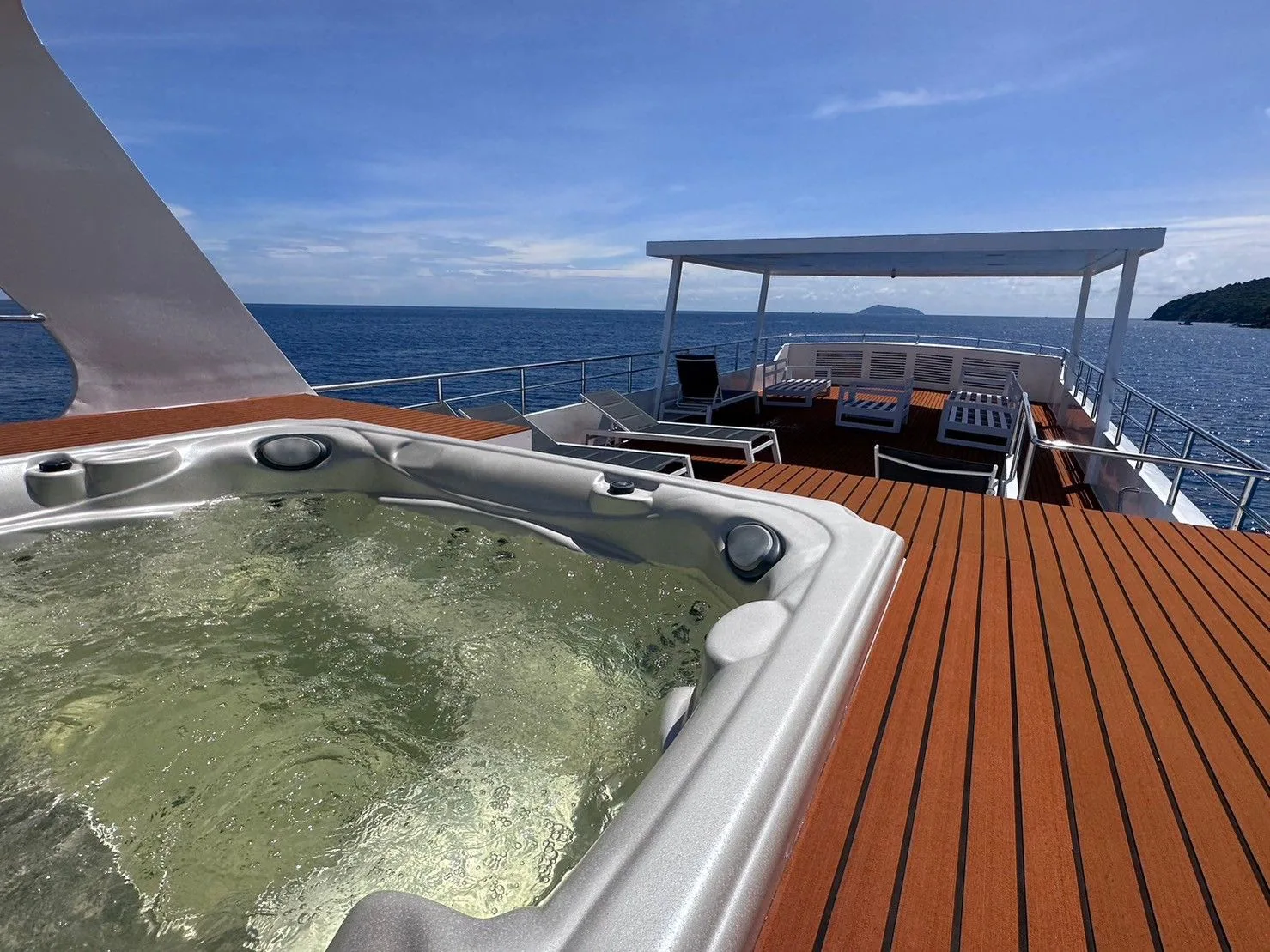 Jacuzzi on the sun deck of Mandarin Queen 9 with a view over the sea