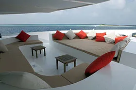 Яхта Manta Cruise: полузатенённая открытая палуба.