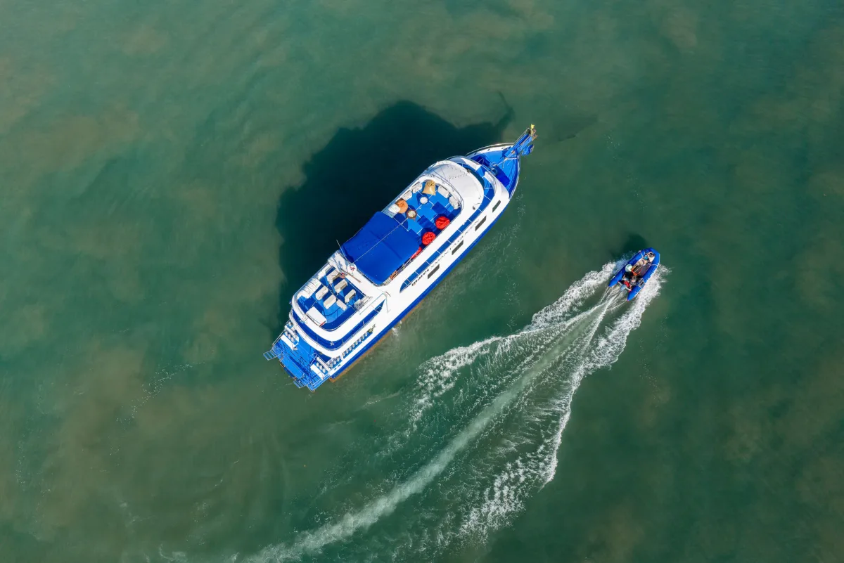 Manta Queen 2 from directly above as the tender pulls away