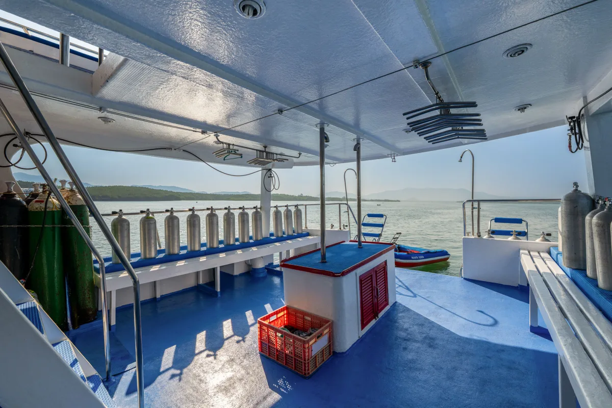 Tank racks and rinse tubs on the main deck