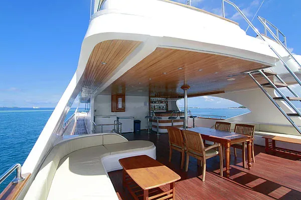 Яхта Marselia Star, полузатенённая открытая палуба