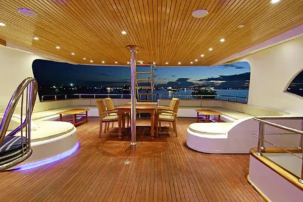 Яхта Marselia Star, полузатенённая палуба