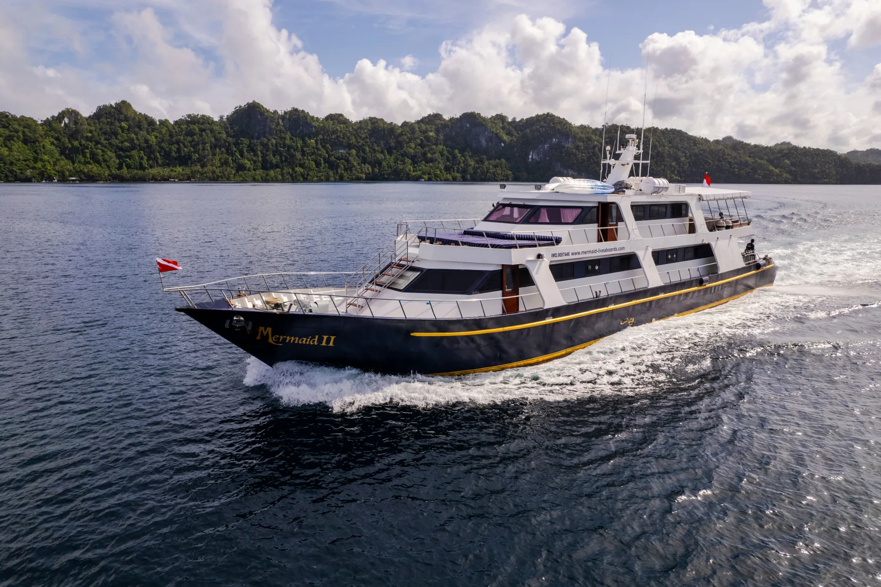 Mermaid II на ходу вдоль поросшего мангром берега Раджа-Ампата