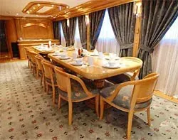 Обеденный зал на яхте Monsoon.