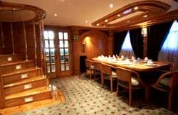 Кают-компания на яхте Monsoon.