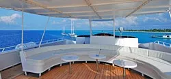 Сан-дек на яхте Monsoon.
