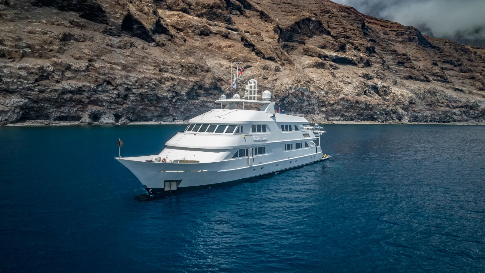 Nautilus Belle Amie на якоре у скал Ревилья-Хихедо