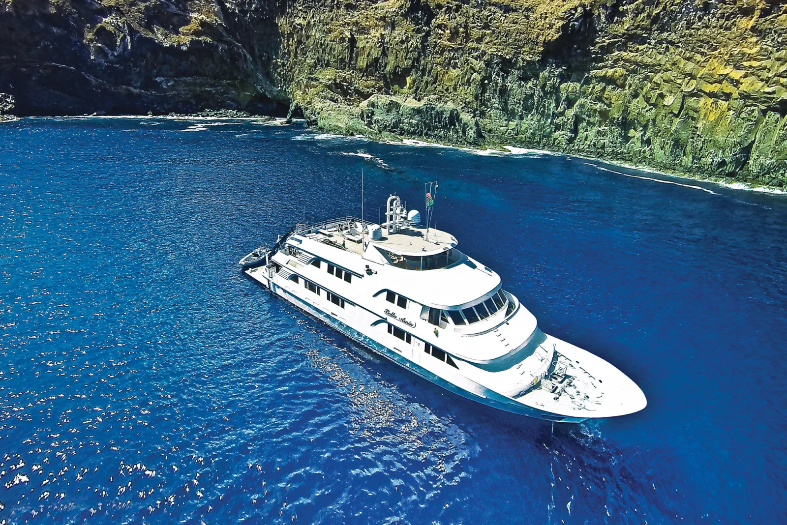 Nautilus Belle Amie у отвесных скал архипелага