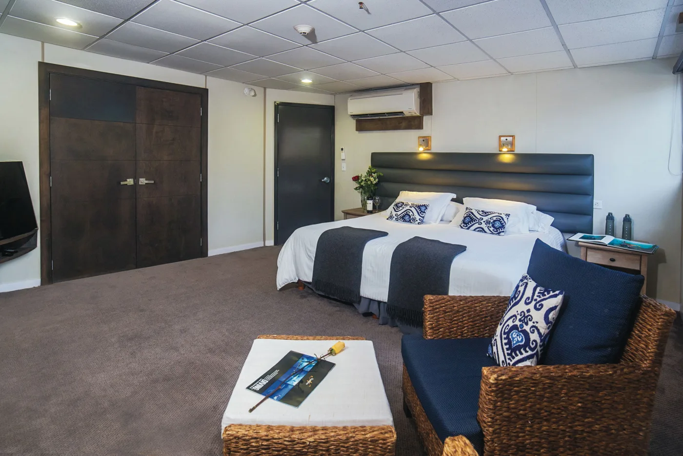 Premium Suite на Nautilus Belle Amie — большая кровать и окно с видом на океан