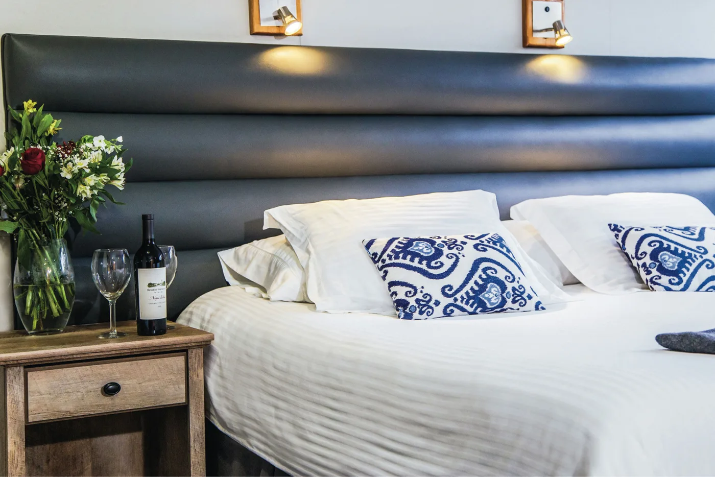 Premium Suite на Nautilus Belle Amie — зона отдыха с креслами и телевизор