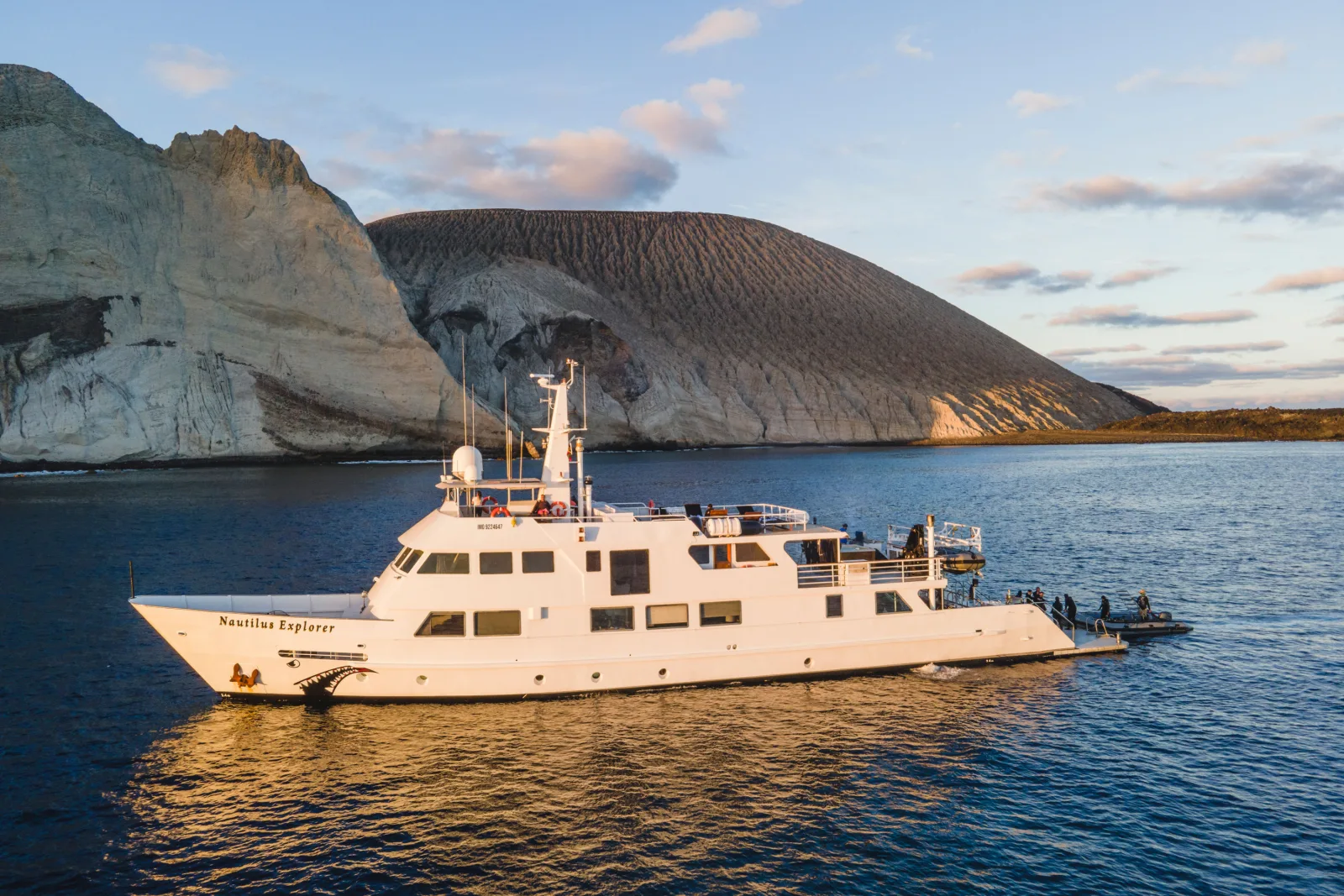 Nautilus Explorer на закате у белых скал острова Сан-Бенедикто