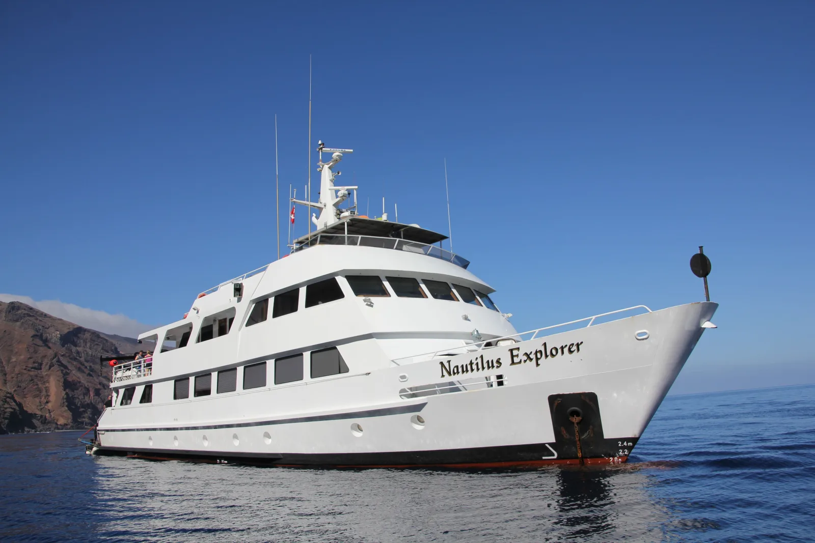 Nautilus Explorer с носовой четверти под ясным небом Сокорро