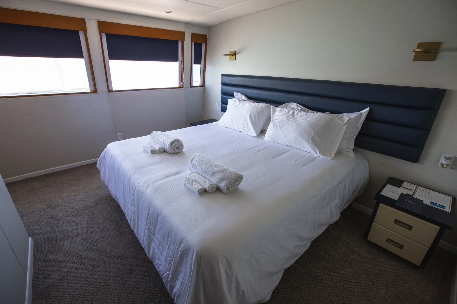 Superior Suite на основной палубе с окнами по борту