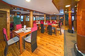 Обеденный зал на яхте Orion