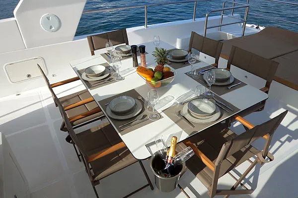 Обеденная зона на открытой палубе на катамаране Over Reef