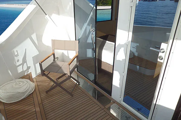 Катамаран Over Reef, выход на переднюю палубу.