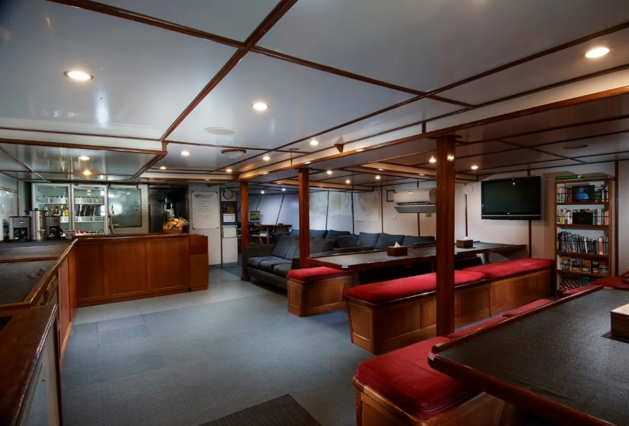 Saloon of Pacific Master with bar, sofas and dining area