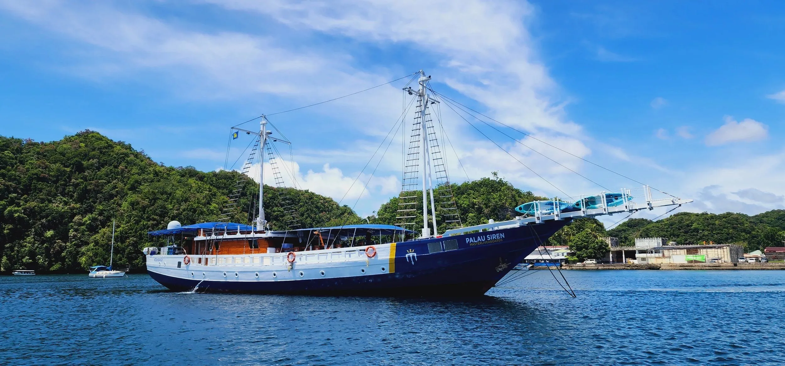 Palau Siren в профиль — деревянная шхуна-пиниси с двумя мачтами