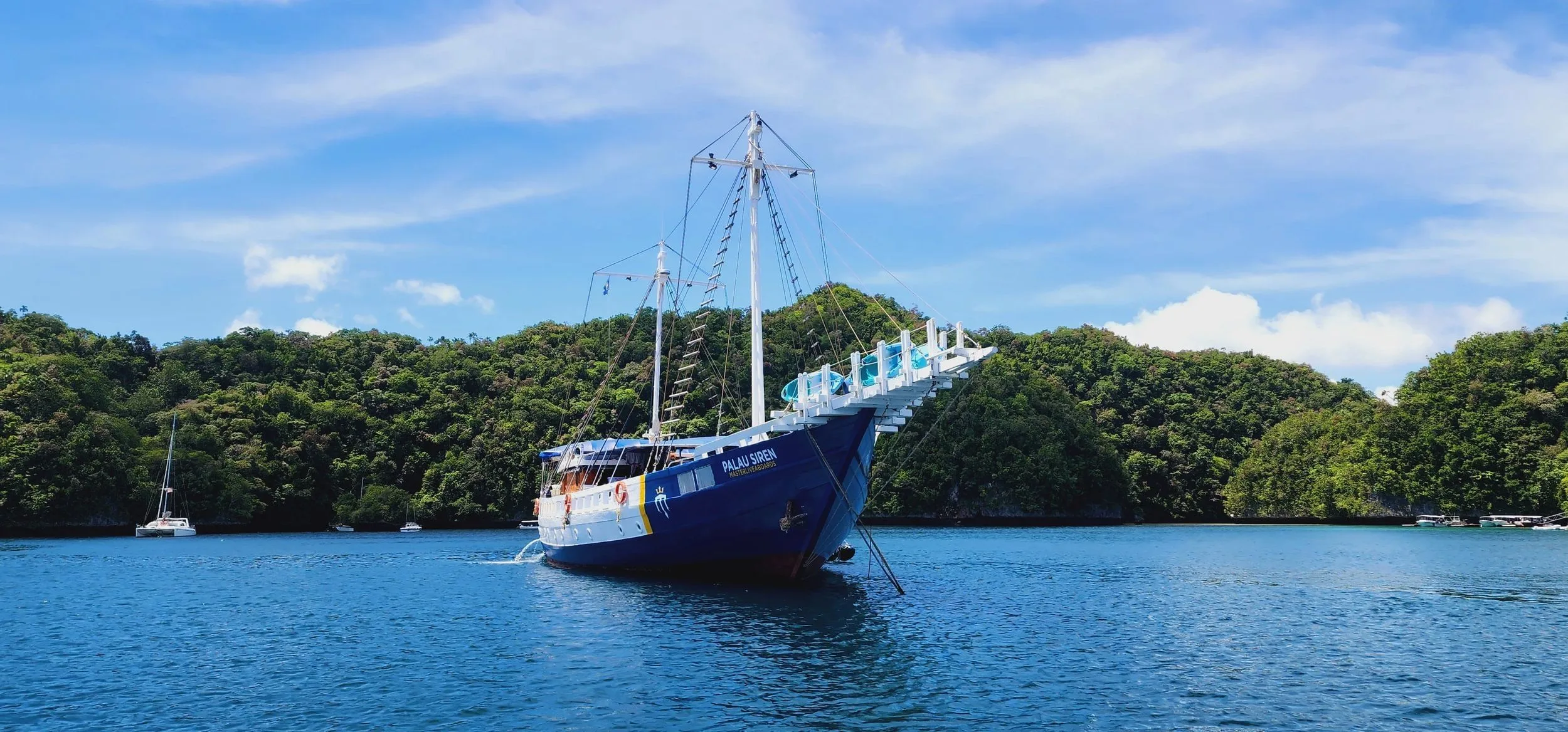 Palau Siren носом к камере на бирюзовой воде Палау