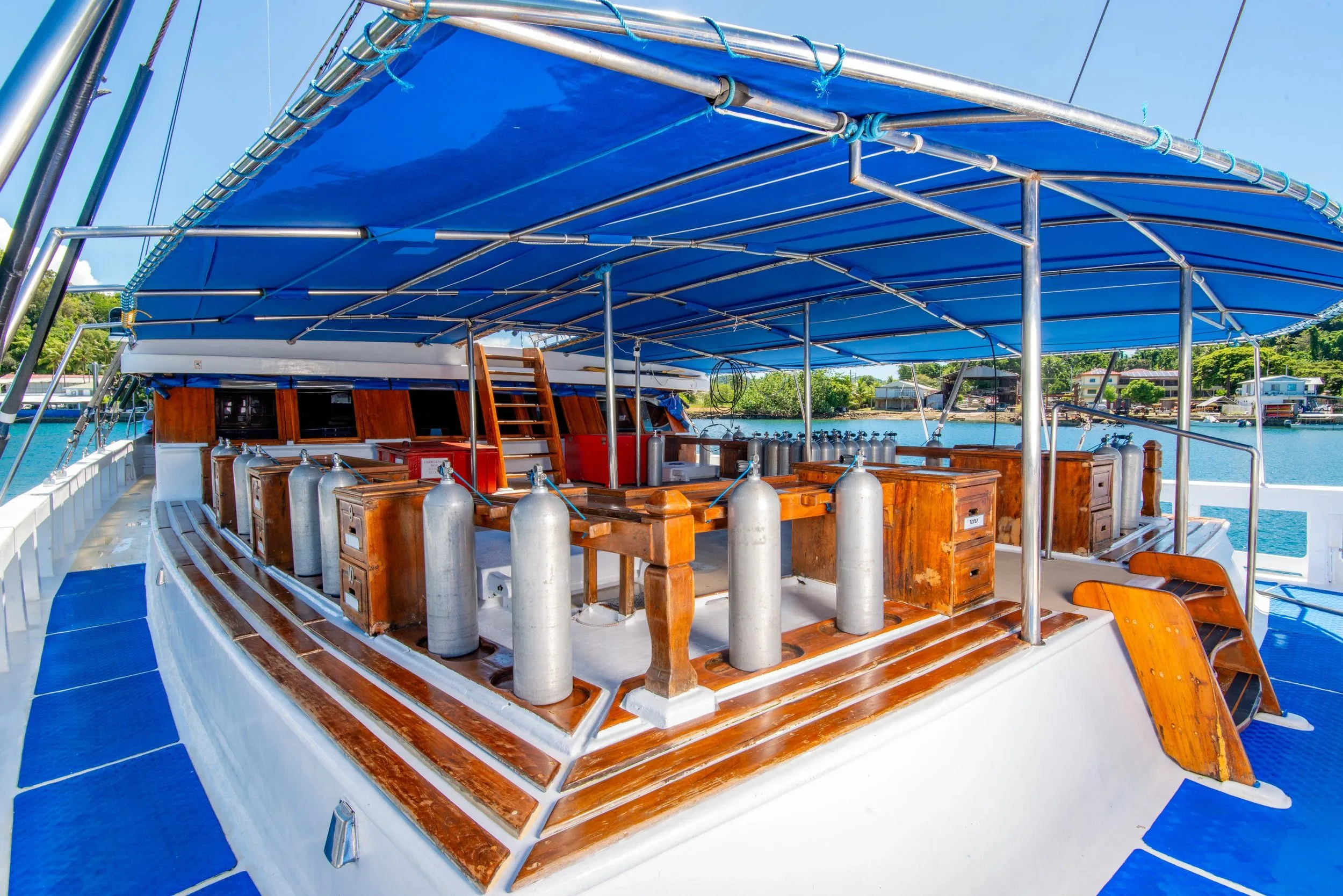 Дайв-дек Palau Siren — вид с кормы на индивидуальные станции