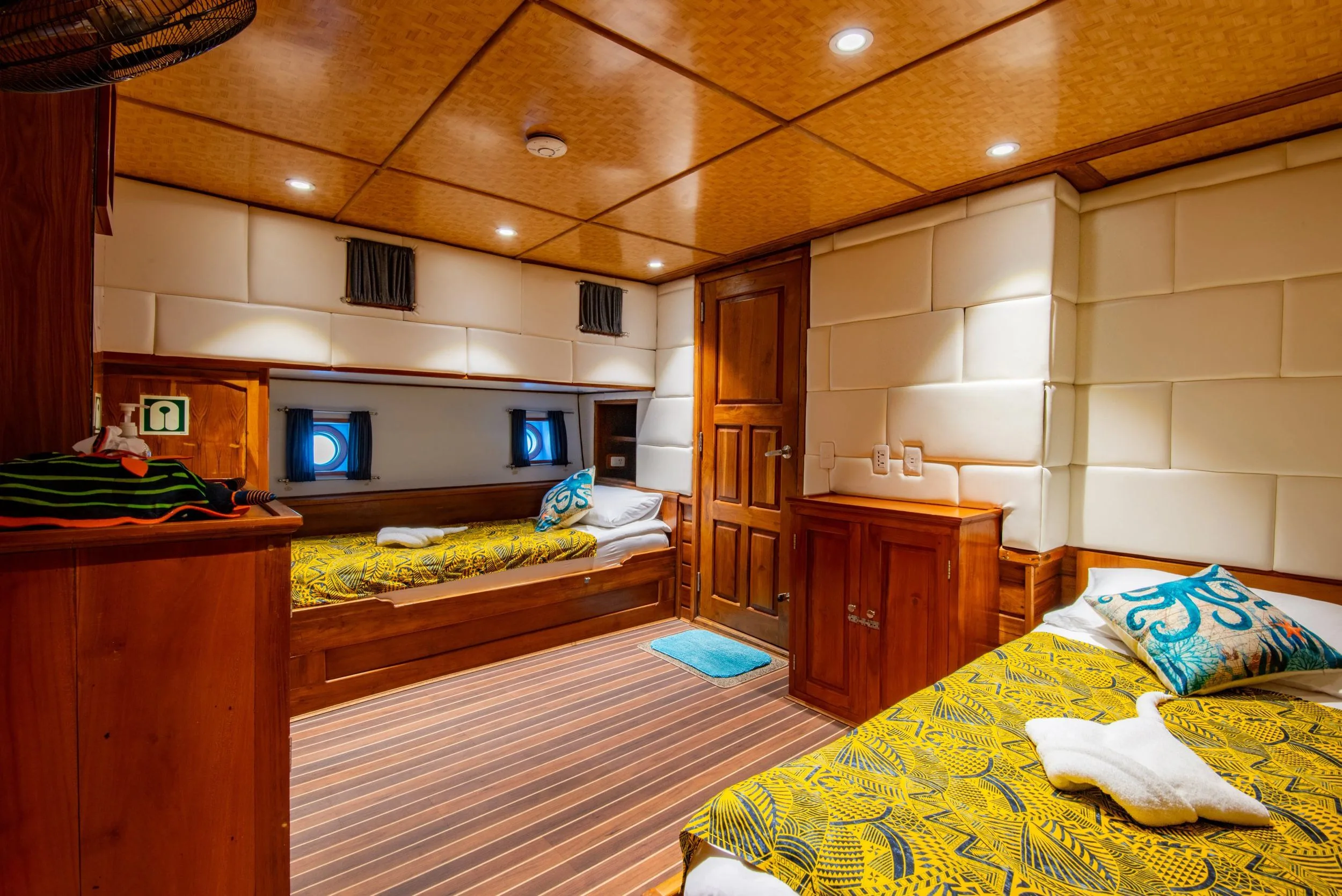 Каюта Premium Twin на Palau Siren — телевизор и полки над кроватью