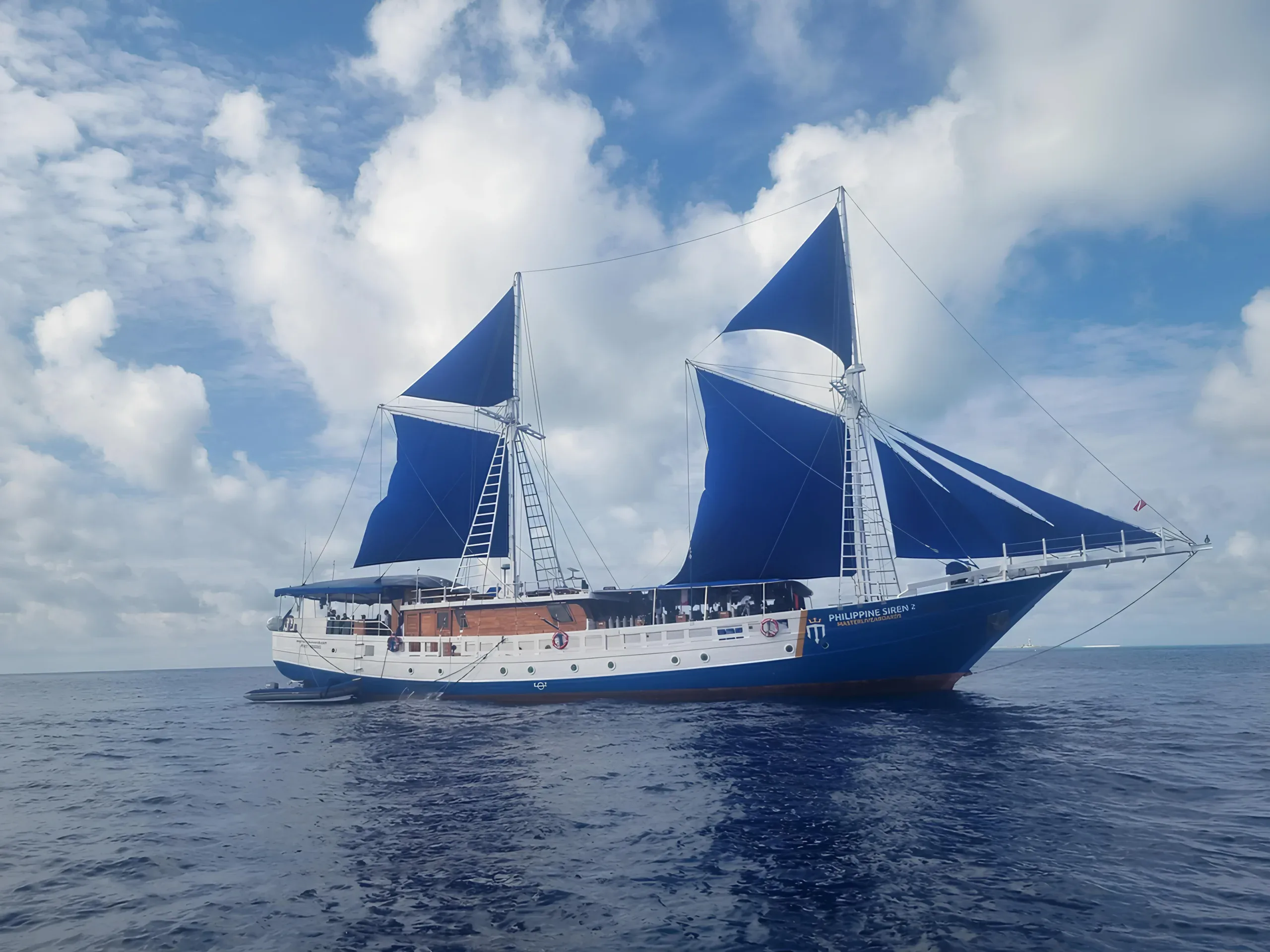 Philippine Siren под синими парусами в открытом море