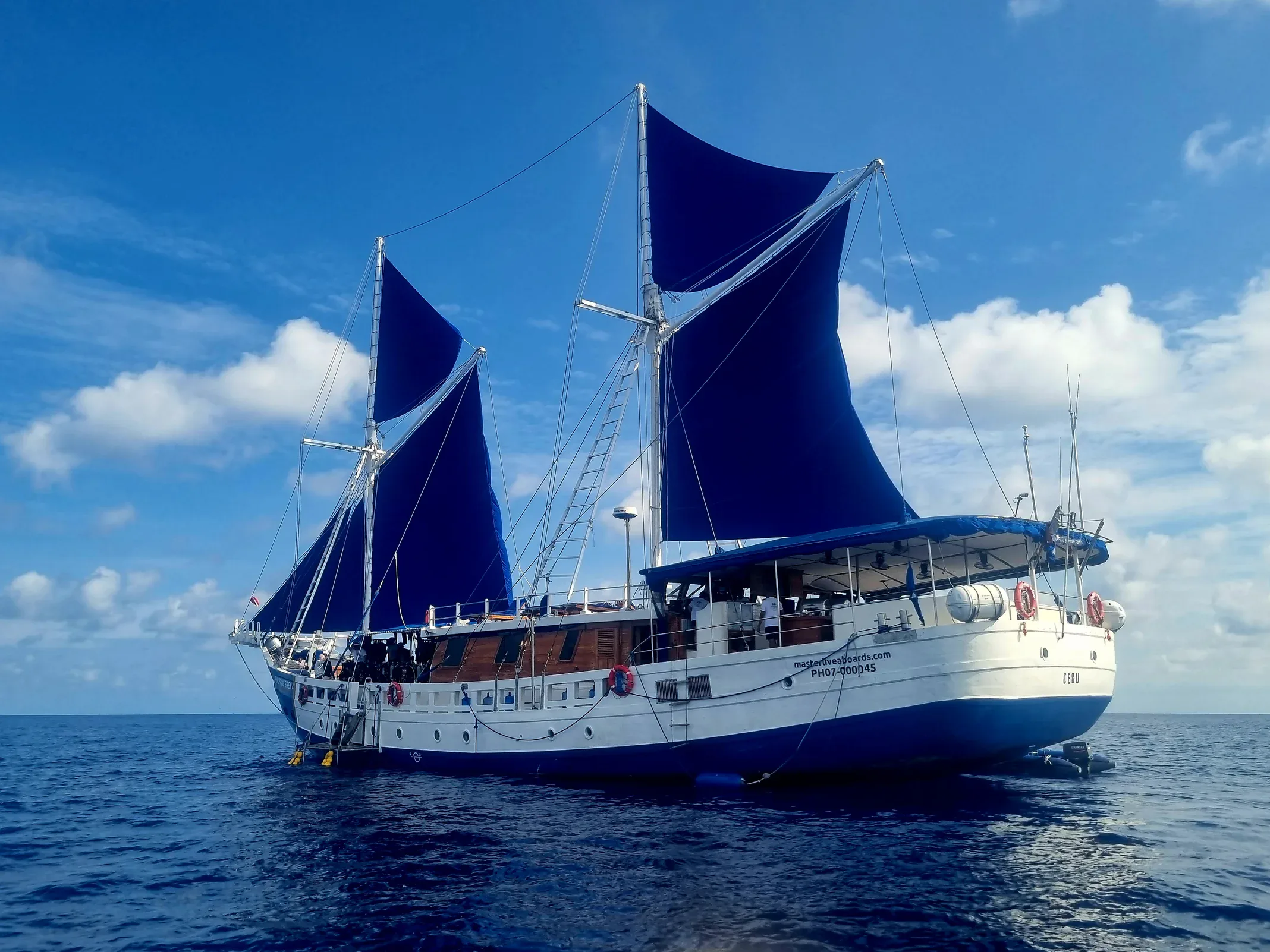 Philippine Siren с левого борта на ходу под парусами